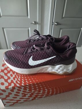 Nike Women’s Maroon Running Shoes
